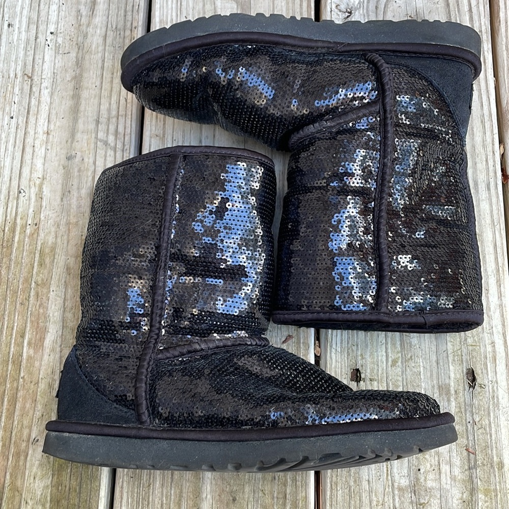 UGG Classic Short Cosmos Black Sequin Shearling Boots Women’s Size 6
